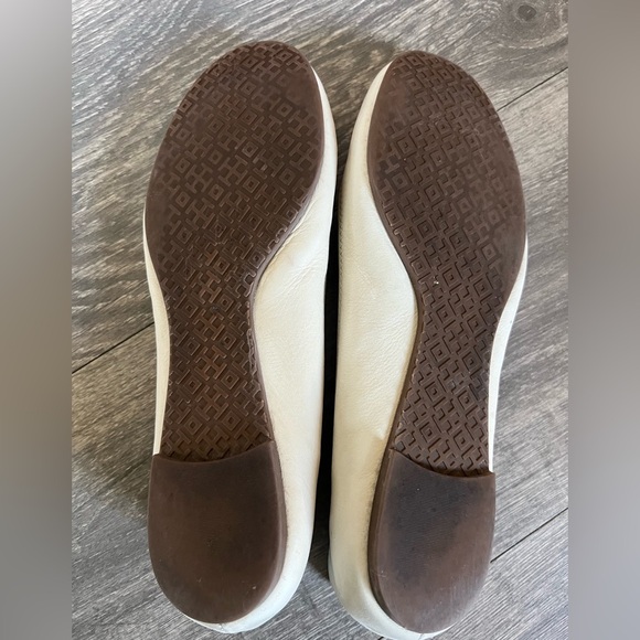 Tory Burch Reva Ballet Flat Nellie Nappa Metal Logo in Vanilla & Pewter Size 8.5 - Picture 6 of 9
